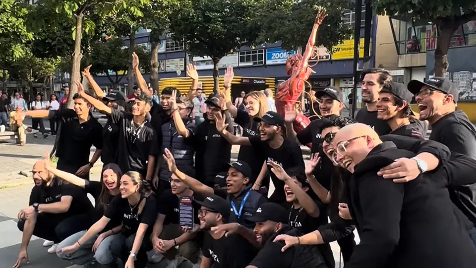 El equipo de Intezia celebra con los brazos en alto junto a una escultura de Keia