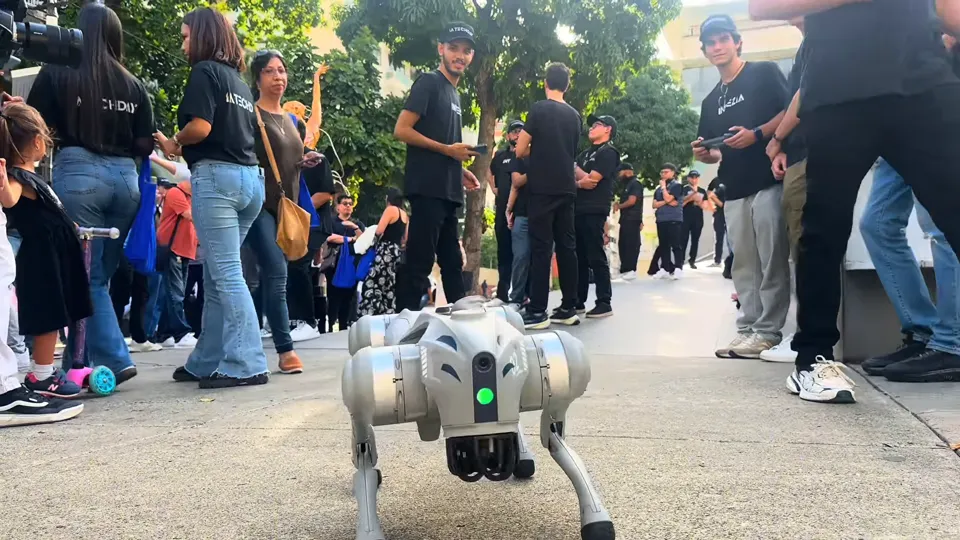 Un perro robot camina entre los asistentes