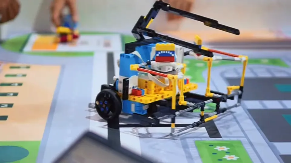 Robot educativo de bloques sobre una pista de competencia