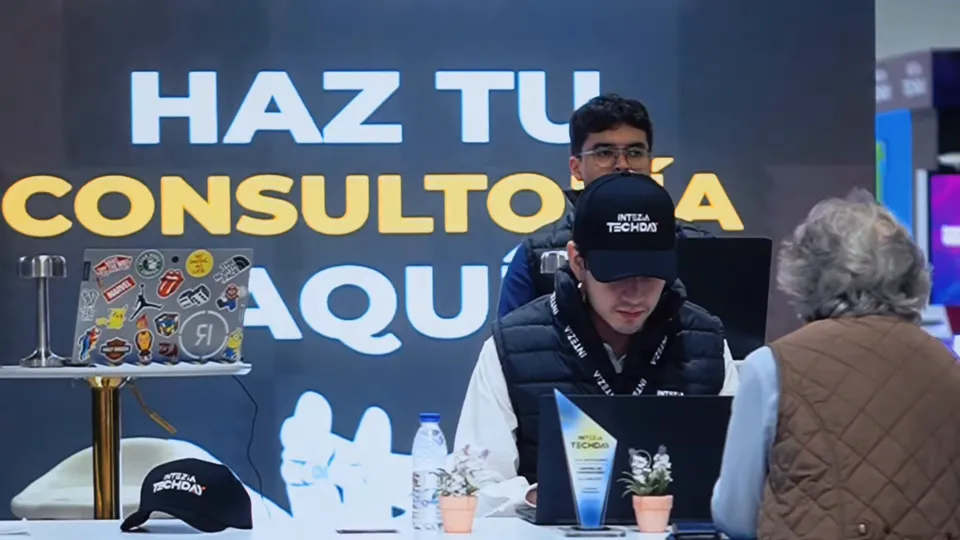 Consultor de Intezia atiende a un asistente en el stand «Haz tu consultoría aquí»
